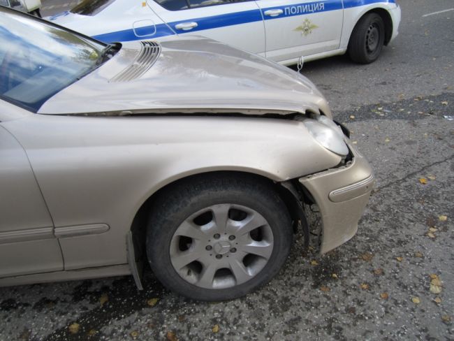 В Ухте в результате столкновения Mitsubishi Lancer и Mercedes- С24 пострадали двое детей